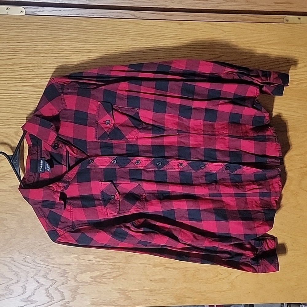 Torrid red / black plaid top Sz 00